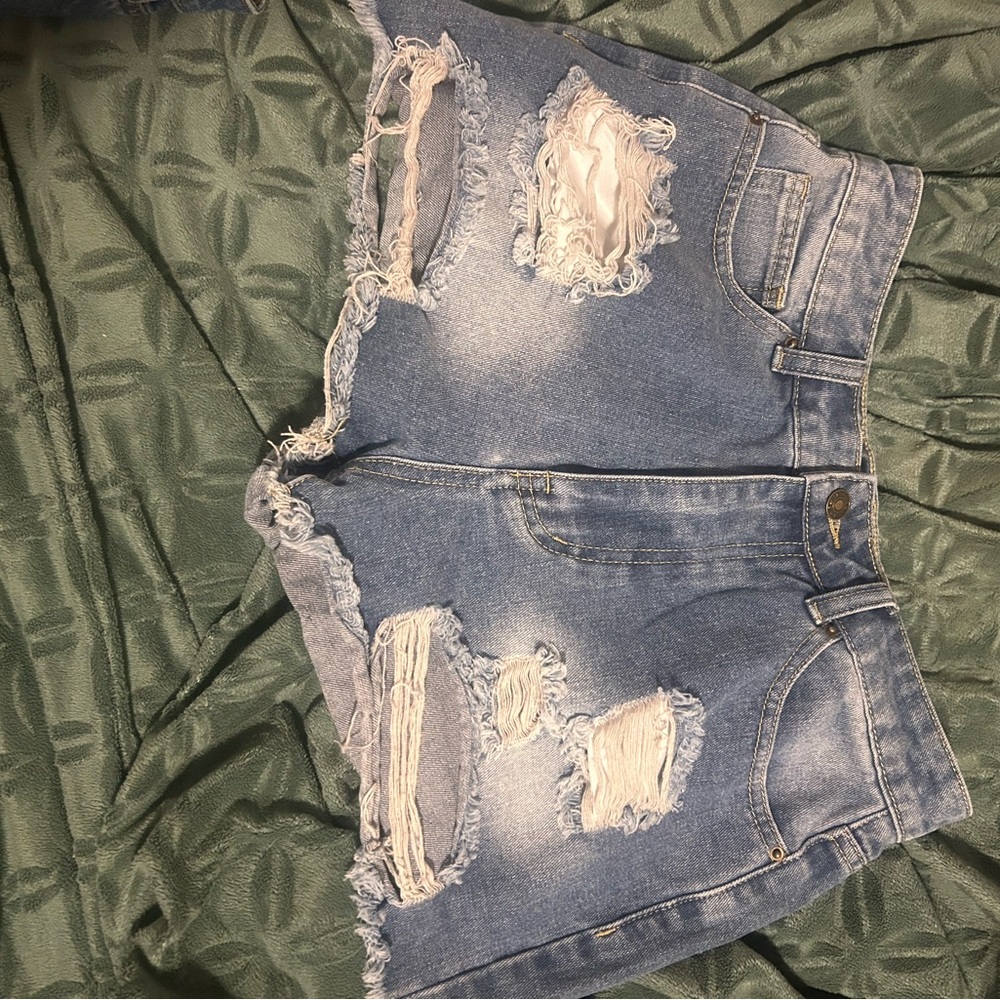 KanCan Blue Distressed Jean Shorts size small fits like a size 2-4